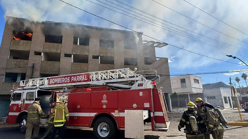 Incendio de antiguas oficinas del IMSS en Parral